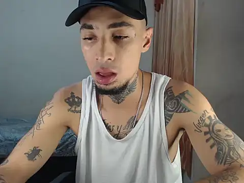 Snapshot of emiliano_hottt chatting on December 2024 05:51:01 AM emiliano hottt online show from December 2024 05:51:01 AM