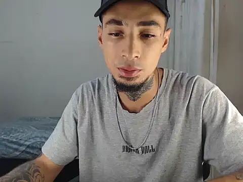 Snapshot of emiliano_hottt chatting on January 2025 07:20:01 PM emiliano hottt online show from January 2025 07:20:01 PM