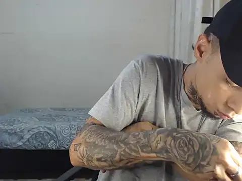 Snapshot of emiliano_hottt chatting on January 2025 10:46:02 PM emiliano hottt online show from January 2025 10:46:02 PM