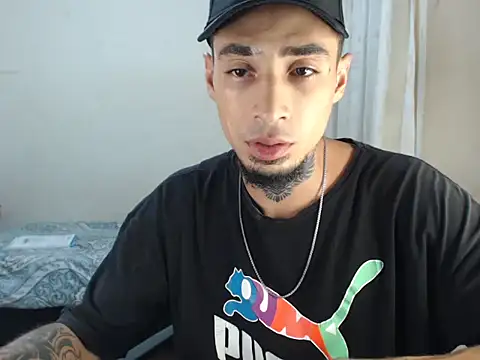 Snapshot of emiliano_hottt chatting on January 2025 11:39:01 PM emiliano hottt online show from January 2025 11:39:01 PM