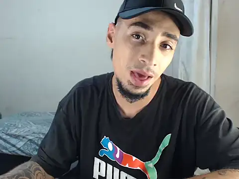 Snapshot of emiliano_hottt chatting on January 2025 04:25:01 AM emiliano hottt online show from January 2025 04:25:01 AM