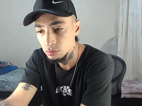 Snapshot of emiliano_hottt chatting on March 2025 05:38:02 AM emiliano hottt online show from March 2025 05:38:02 AM