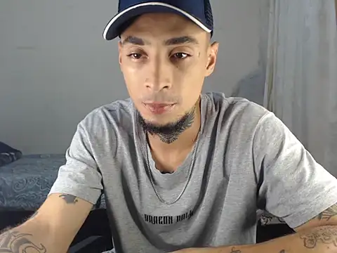 Snapshot of emiliano_hottt chatting on March 2025 03:43:01 AM emiliano hottt online show from March 2025 03:43:01 AM