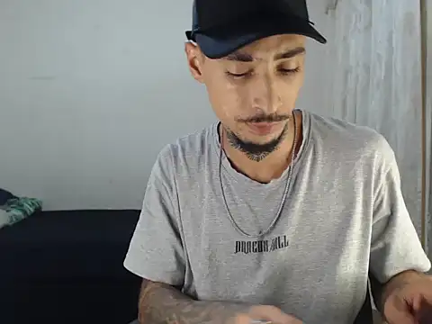 Snapshot of emiliano_hottt chatting on October 2025 04:01:02 AM emiliano hottt online show from October 2025 04:01:02 AM