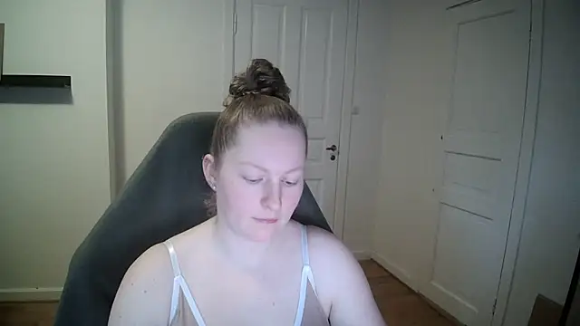 Girlnina-1995 online show from February 2025 10:41:01 AM