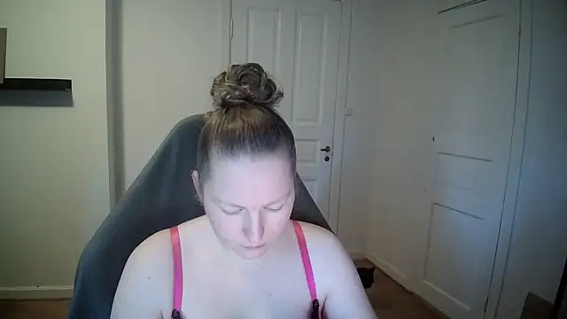 Girlnina-1995 online show from February 2025 10:15:01 AM