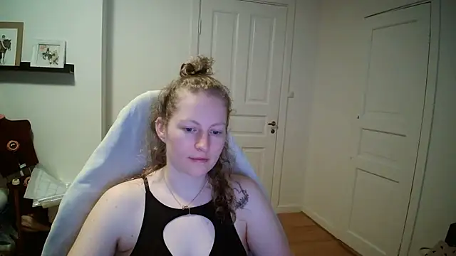 Girlnina-1995 online show from March 2026 06:39:02 AM