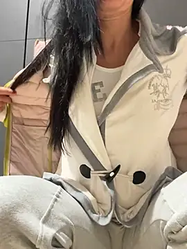 Snapshot of Luna-77 chatting on April 2026 04:31:01 AM Luna-77 online show from April 2026 04:31:01 AM