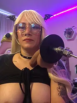 Snapshot of Luna_Paris_ chatting on February 2025 04:04:01 PM Luna Paris online show from February 2025 04:04:01 PM