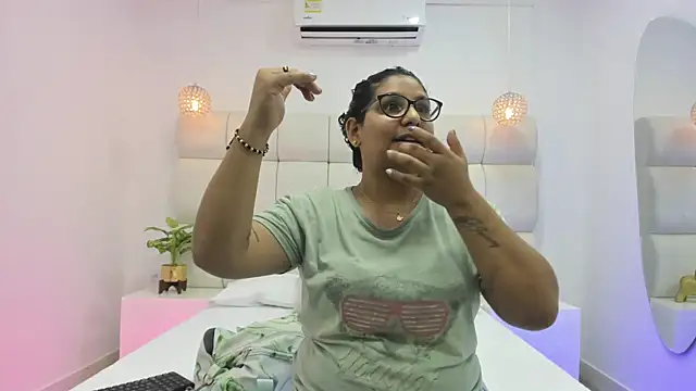 DanielleEvans  online show from October 2025 11:18:02 AM