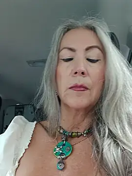 EvaRobinson online show from September 2025 04:29:01 PM