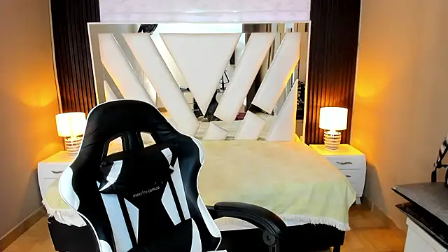 Linda4Petite online show from January 2026 07:11:01 PM