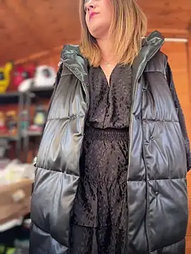 DaisyVibesss online show from December 2024 10:48:01 AM