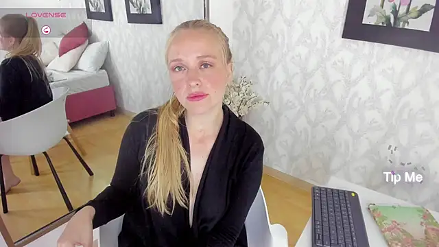 EmilySumer online show from December 2024 09:01:01 AM