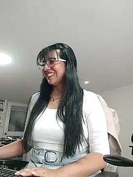 aisha latina online show from November 2025 03:44:01 PM