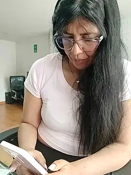 aisha latina online show from November 2025 03:12:02 PM