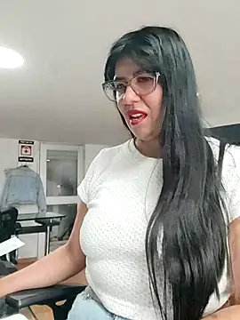 aisha latina online show from March 2026 03:28:01 PM