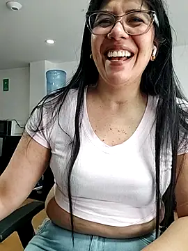 aisha latina online show from June 2026 02:43:02 PM