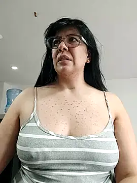 aisha latina online show from July 2026 01:27:01 PM