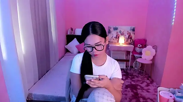Snapshot of Vivorey_Leighn chatting on December 2024 03:14:02 AM Vivorey Leighn online show from December 2024 03:14:02 AM