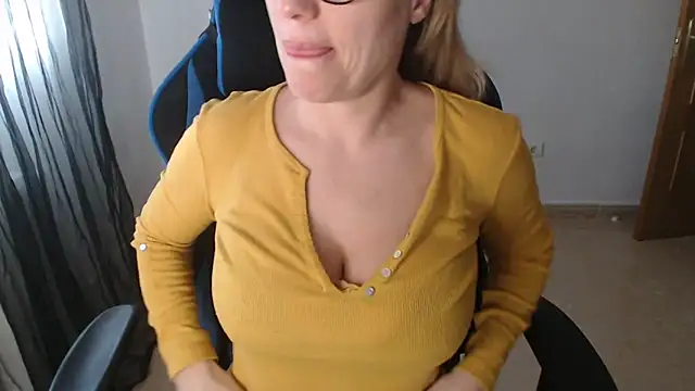 LARACRUZ30 online show from February 2026 03:45:02 PM