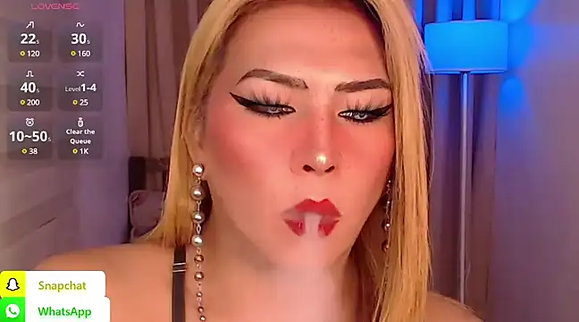 Snapshot of QUEEN_GIAMOORE69 chatting on December 2024 01:28:01 AM QUEEN GIAMOORE69 online show from December 2024 01:28:01 AM