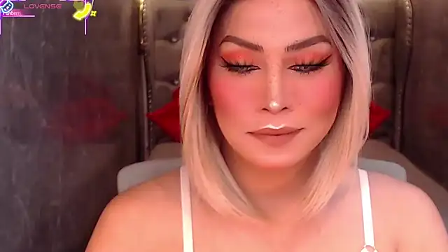 Snapshot of QUEEN_GIAMOORE69 chatting on September 2025 06:32:02 PM QUEEN GIAMOORE69 online show from September 2025 06:32:02 PM