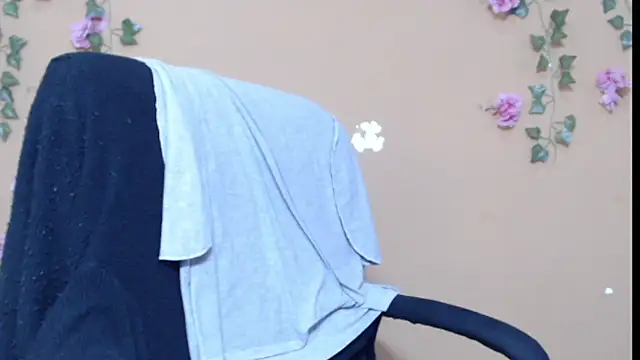 Snapshot of Hellensextits chatting on December 2024 04:30:01 PM Hellensextits online show from December 2024 04:30:01 PM