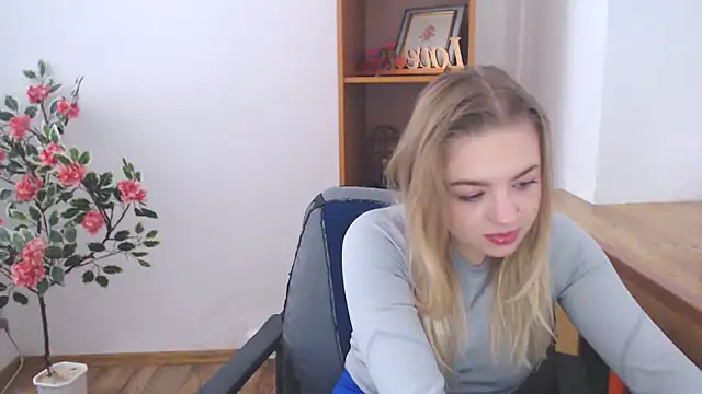 Snapshot of CrazyGloria chatting on October 2025 05:41:02 AM CrazyGloria online show from October 2025 05:41:02 AM