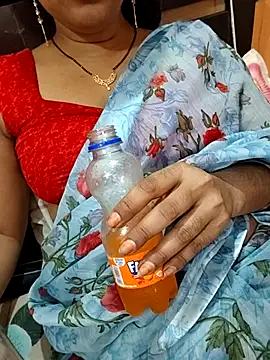 Snapshot of Diya_143 chatting on June 2026 07:18:01 AM Diya 143 online show from June 2026 07:18:01 AM