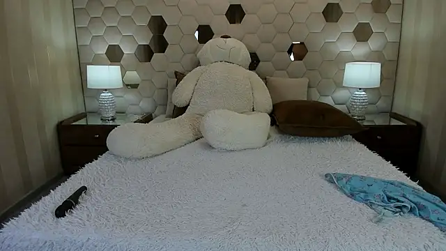 Snapshot of XLindaMilfX chatting on April 2026 07:00:02 AM XLindaMilfX online show from April 2026 07:00:02 AM