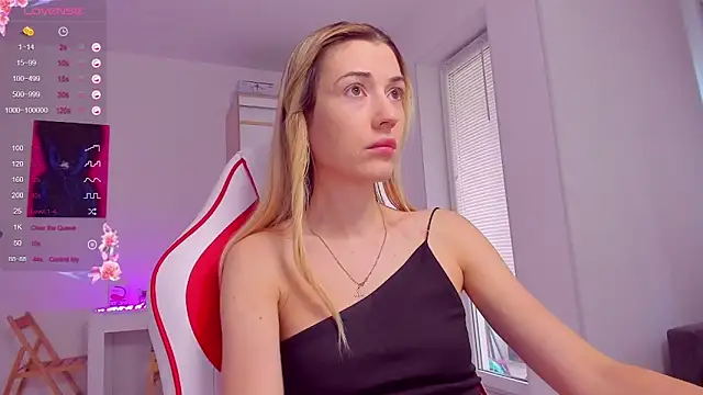 Snapshot of HotCarolineXO chatting on September 2025 10:18:01 AM HotCarolineXO online show from September 2025 10:18:01 AM