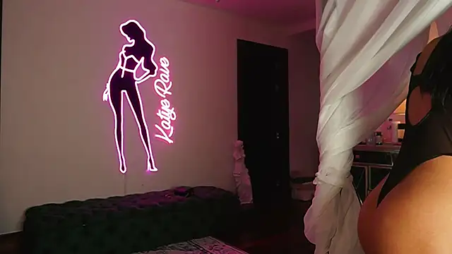 Snapshot of Katyerave chatting on November 2025 08:11:01 PM Katyerave online show from November 2025 08:11:01 PM