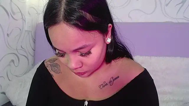 EmilyQueen3x online show from November 2025 02:39:02 PM