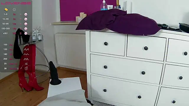 Snapshot of Latina_daily chatting on November 2025 01:02:02 PM Latina daily online show from November 2025 01:02:02 PM