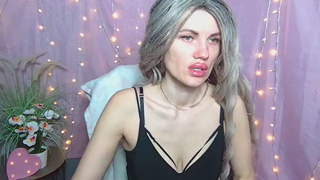 Snapshot of MilaLoona chatting on April 2026 06:06:01 AM MilaLoona online show from April 2026 06:06:01 AM
