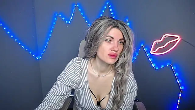 Snapshot of MilaLoona chatting on April 2026 06:02:01 AM MilaLoona online show from April 2026 06:02:01 AM