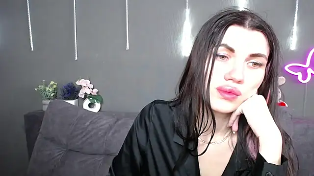 Snapshot of MilaLoona chatting on April 2026 06:05:01 AM MilaLoona online show from April 2026 06:05:01 AM