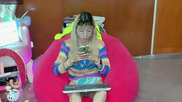 Snapshot of Skinygirl chatting on April 2026 10:54:02 PM Skinygirl online show from April 2026 10:54:02 PM