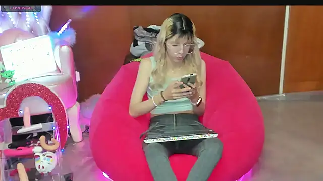 Snapshot of Skinygirl chatting on April 2026 11:27:02 PM Skinygirl online show from April 2026 11:27:02 PM