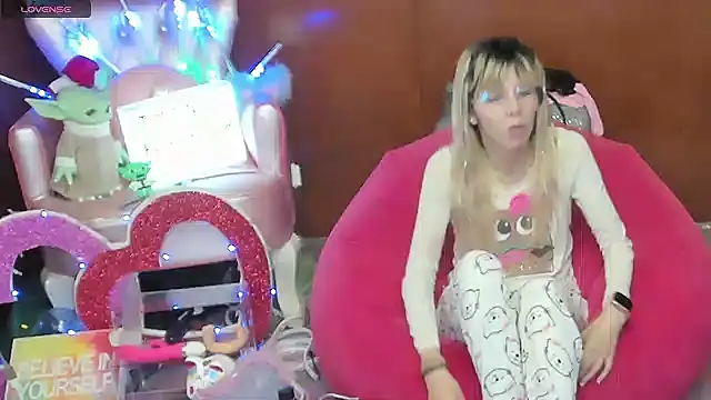 Snapshot of Skinygirl chatting on April 2026 10:23:02 PM Skinygirl online show from April 2026 10:23:02 PM