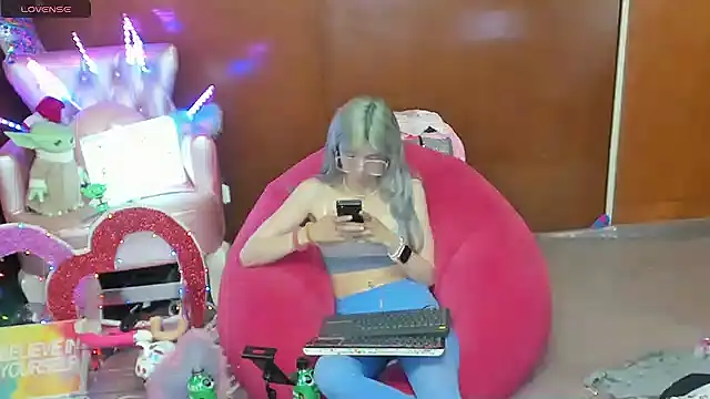 Snapshot of Skinygirl chatting on May 2026 09:53:02 PM Skinygirl online show from May 2026 09:53:02 PM