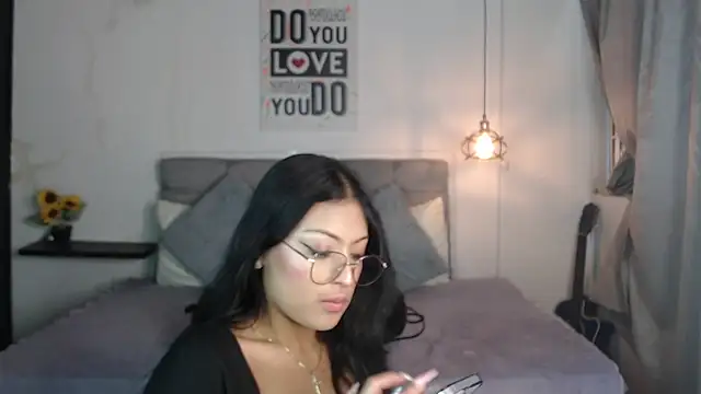 Snapshot of vaness_weet chatting on January 2025 07:59:02 PM vaness weet online show from January 2025 07:59:02 PM