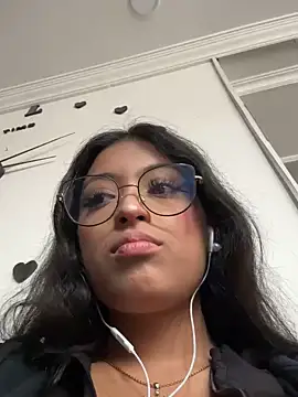 Snapshot of vaness_weet chatting on March 2025 08:11:02 PM vaness weet online show from March 2025 08:11:02 PM