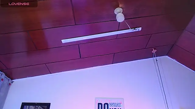 Snapshot of vaness_weet chatting on March 2025 11:07:01 PM vaness weet online show from March 2025 11:07:01 PM