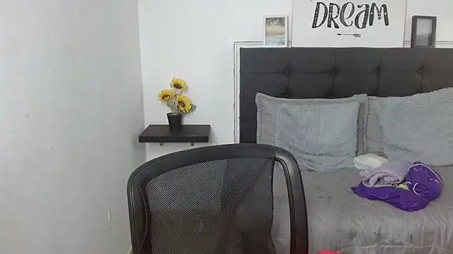 Snapshot of vaness_weet chatting on September 2025 07:58:01 PM vaness weet online show from September 2025 07:58:01 PM