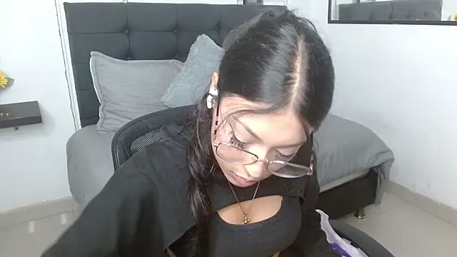 Snapshot of vaness_weet chatting on September 2025 07:57:02 PM vaness weet online show from September 2025 07:57:02 PM