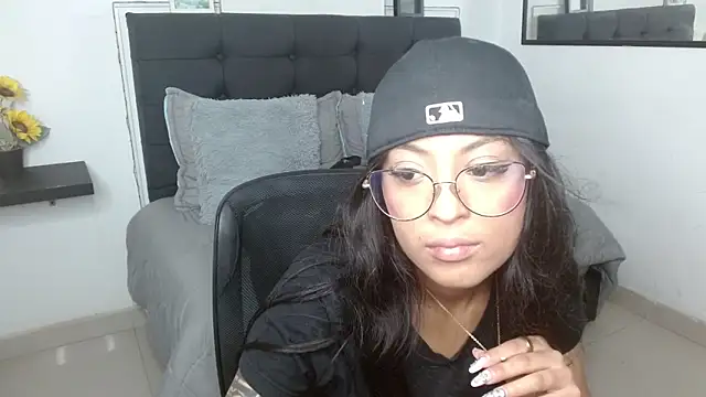 Snapshot of vaness_weet chatting on September 2025 08:31:01 PM vaness weet online show from September 2025 08:31:01 PM