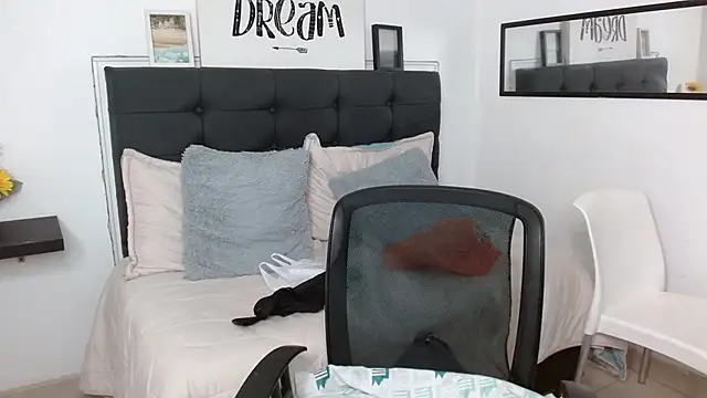 Snapshot of vaness_weet chatting on September 2025 08:36:02 PM vaness weet online show from September 2025 08:36:02 PM