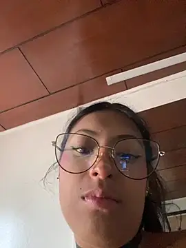 Snapshot of vaness_weet chatting on June 2026 08:24:01 PM vaness weet online show from June 2026 08:24:01 PM
